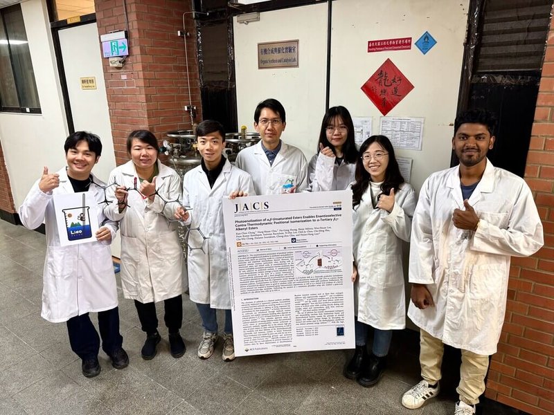 國立中山大學化學系副教授廖軒宏(中)率領團隊利用光催化技術,以更低成本、更高生產效率合成出阿茲海默症藥物中的重要成分。(國立中山大學提供)中央社記者蔡孟妤傳真 114年3月24日