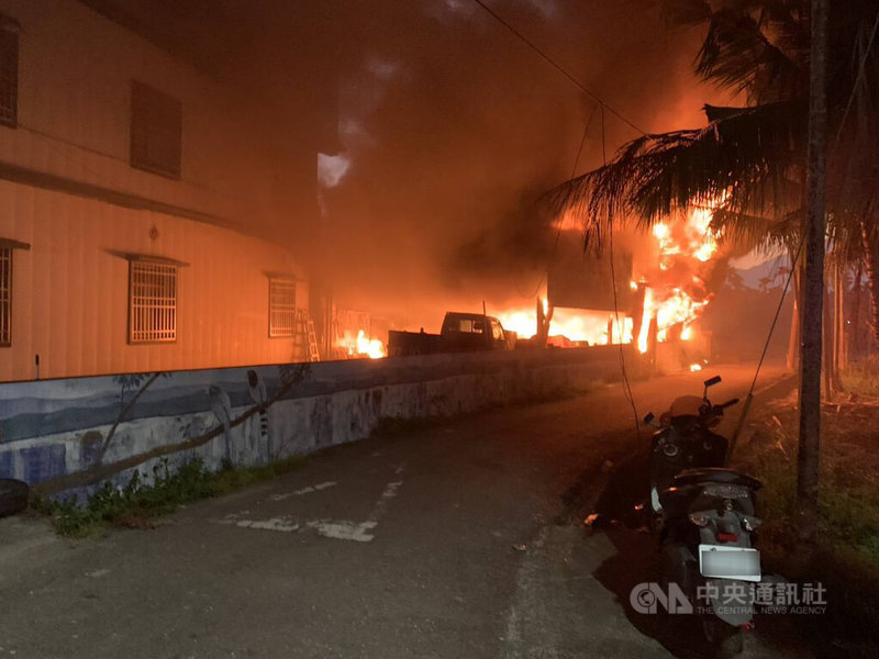 屏東竹田鄉一處民宅24日清晨發生火警，火勢猛烈，屏東縣消防局派14車28人前往搶救。（屏東縣政府消防局）中央社記者黃郁菁傳真  114年3月24日