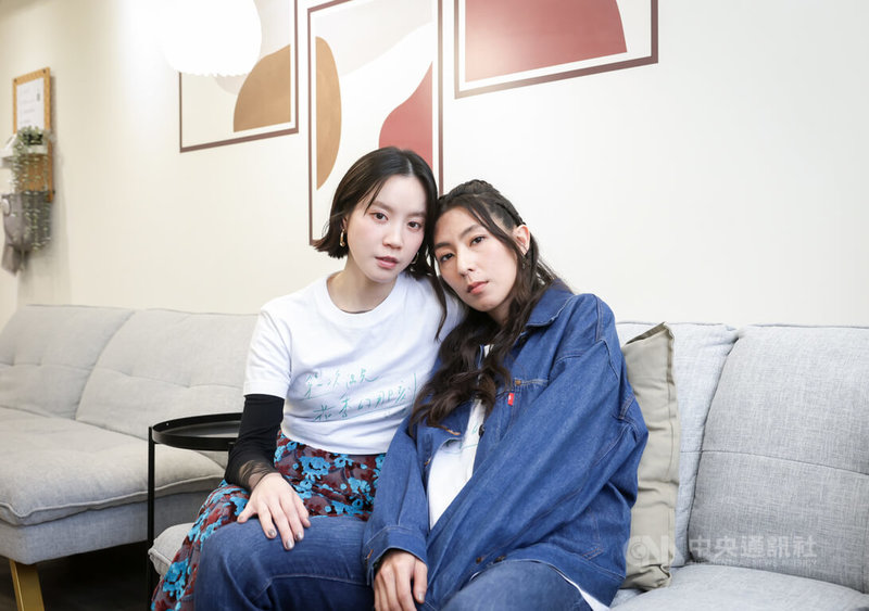 演員林辰唏(右)和程予希(左)相隔2年再次合作拍攝戲劇,程予希坦言2年前的她並不開心,「我經歷了生活和工作的轉變」,不過這2年讓程予希大幅成長,連林辰唏也覺得程予希變得有自信了。中央社記者裴禛攝 114年3月24日