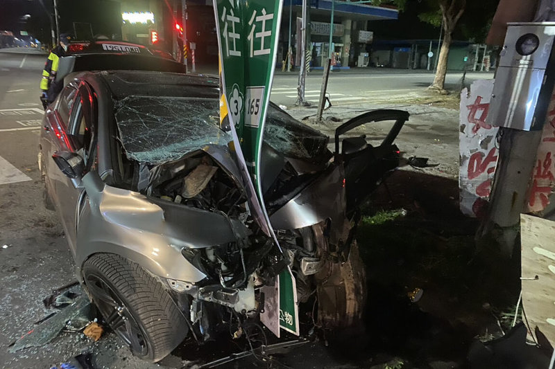 台南市白河區中山路24日凌晨發生自小客車撞上號誌桿事故,車頭受創嚴重變形,男性駕駛由消防人員協助脫困,但送醫仍宣告不治。(讀者提供)中央社記者楊思瑞台南傳真 114年3月24日