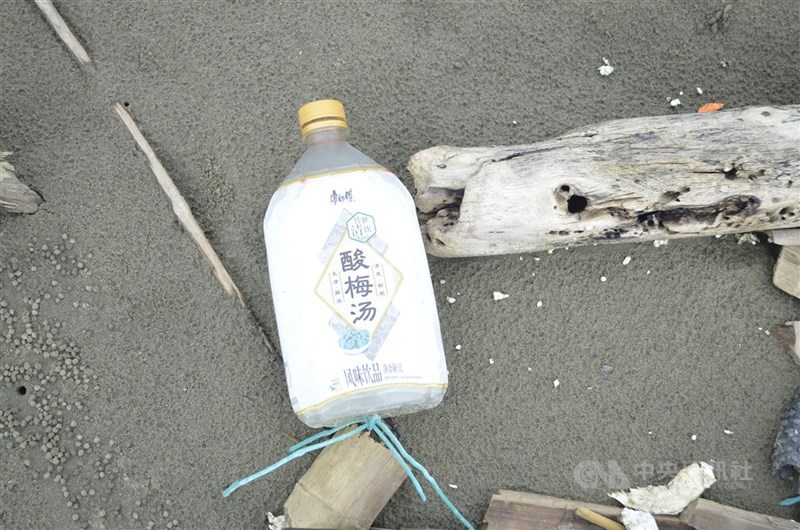 圖為嘉義縣海岸線寶特瓶示意圖。(中央社檔案照片)