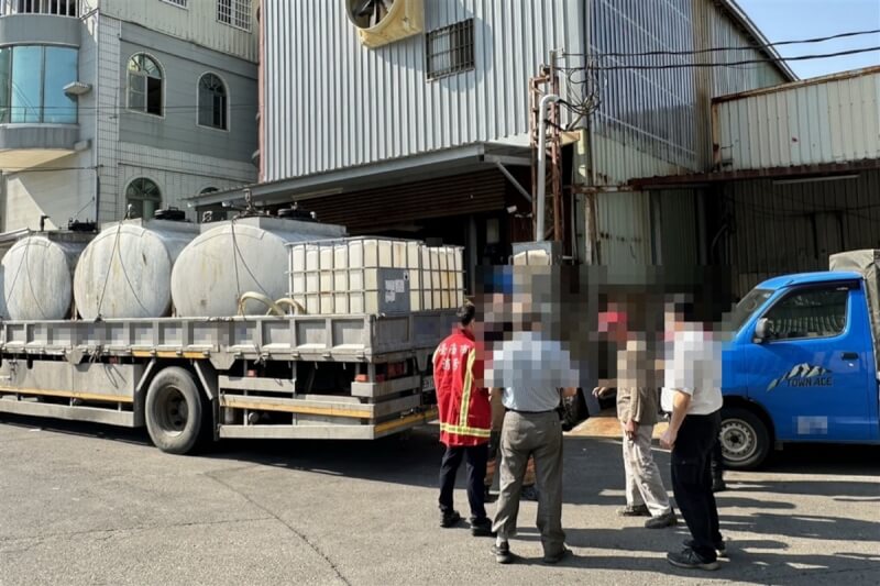 台南市安定區一家電鍍工廠24日發生員工疑似誤將化學物品與漂白水混合,導致不明氣體逸散,11人出現吸入性嗆傷送醫,其中1人不治。(讀者提供)中央社記者楊思瑞台南傳真 114年3月24日
