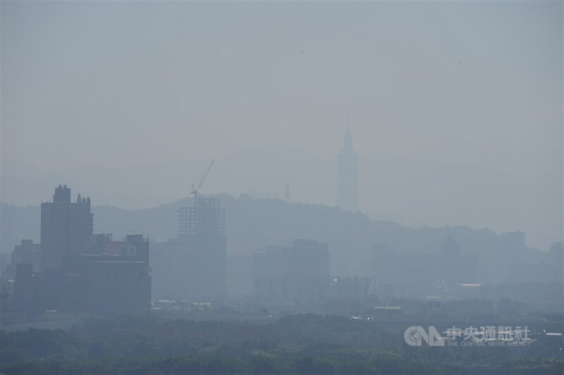 台北市25日及26日位於下風處、污染物易累積，環保局建議民眾出門戴口罩。圖為自台北市北投區眺望台北101大樓，能見度低。（中央社檔案照片）