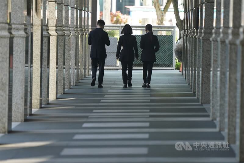 主計總處24日發布2月失業率為3.34%,較1月失業率略上升0.04個百分點,終止連續5個月的下降趨勢。圖為台北市信義區商業大樓廊道民眾背影。中央社記者徐肇昌攝 114年3月24日