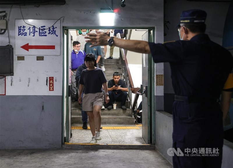 國安人士24日表示,首場全社會防衛韌性實地演習27日舉行,與民安、萬安演習不同之處在於透過實地演習找問題。圖為去年萬安47號演習,民眾按照指示,進入台北市永樂市場地下室避難。(中央社檔案照片)