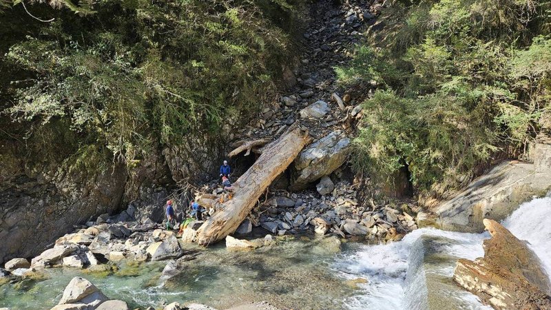 南投連日3件山難釀4死,南投縣長許淑華24日感謝救難人員,也呼籲山友注意天氣、裝備齊全、儘量結伴互相照應。圖為30歲陳男攀登合歡山西峰失聯,搜救隊23日發現遺體。(南投縣消防局提供)中央社記者蕭博陽南投傳真 114年3月24日