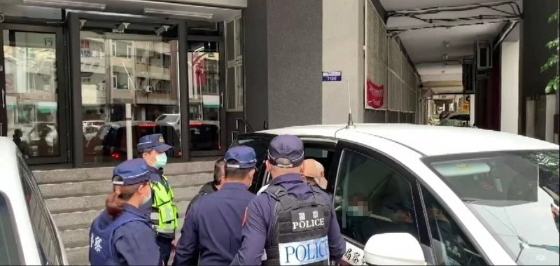 台中市警察局第二分局24日宣布查獲養生會館非法色情交易案,現場逮獲負責人及員工共11人,依妨害風化罪嫌移送台中地檢署偵辦。(民眾提供)中央社記者郝雪卿傳真 114年3月24日