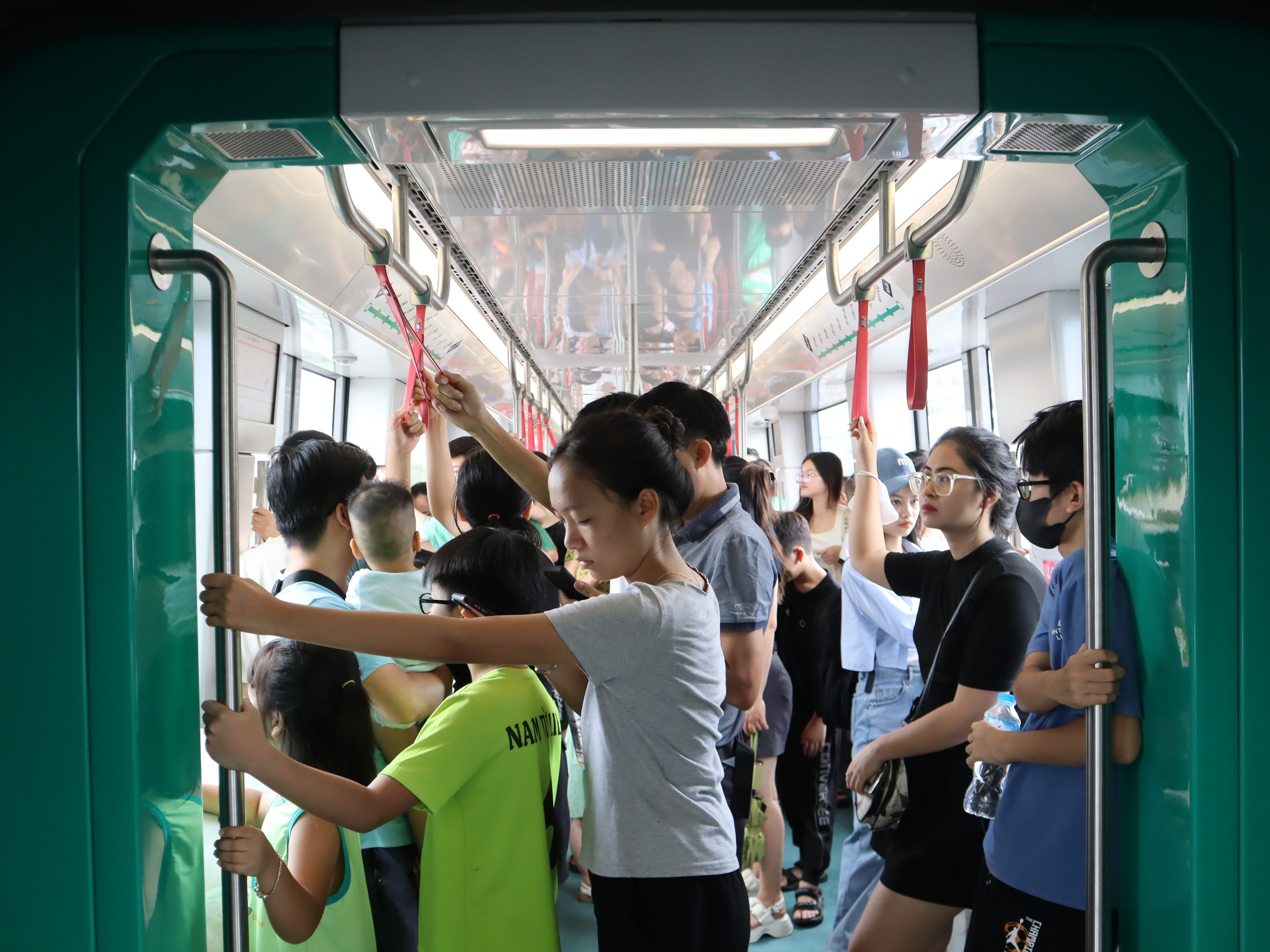 河內市近年來開始興建捷運，鼓勵機車族改搭捷運，不過目前僅有兩條路線部分通車。