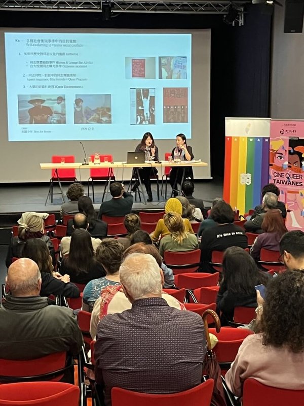駐西班牙代表處文化組邀請「台灣國際女性影展」總監羅珮嘉到西班牙塞維亞「ANDALESGAI國際同志電影節」開幕式主講「重返新時區:90年代以降的台灣酷兒影像與文化」講座,讓當地影迷更加了解台灣民主人權及同志平權的發展與進步的價值觀,也希望為台、西雙方民間影展搭建合作的橋梁。(駐西班牙代表處文化組提供)中央社記者胡家綺馬德里傳真 114年3月24日