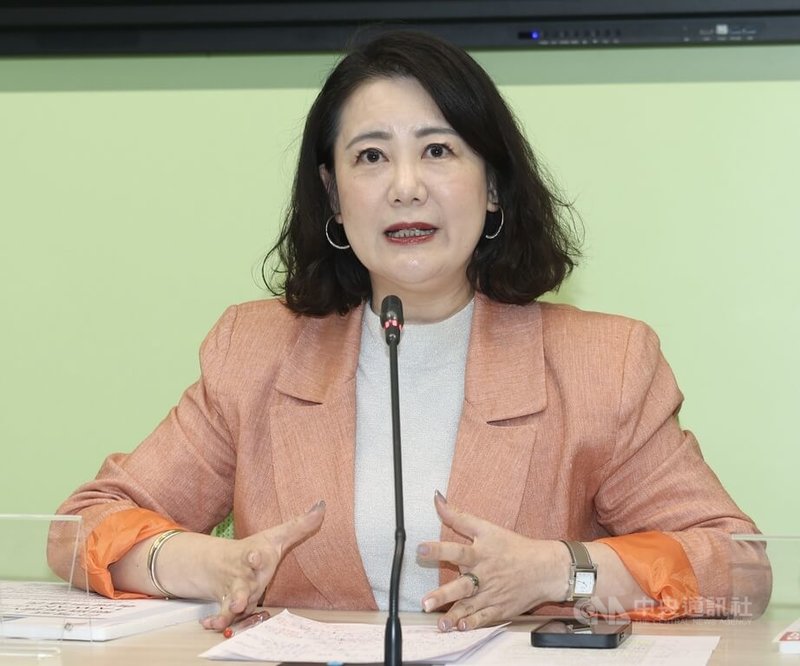 國民黨立法院黨團24日表示,電價一旦調漲、百業齊漲,是難以承受之重,再次呼籲停止調漲電價,盡快調整錯誤能源政策;民進黨立法院黨團幹事長吳思瑤(圖)則在黨團記者會反駁,呼籲國民黨不要一再造謠、指鹿為馬,用不符合真實的訊息來混淆視聽。中央社記者吳家昇攝 114年3月24日