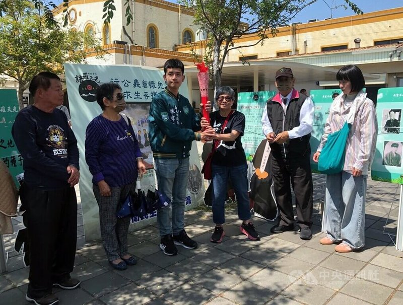 嘉義民間團體、教會及大學學生會25日在嘉義火車站廣場舉行「228事件78週年追思會」,盼透過每年舉辦紀念活動,讓民眾了解事件真相,現場並傳遞公義聖火。中央社記者黃國芳攝 114年3月25日