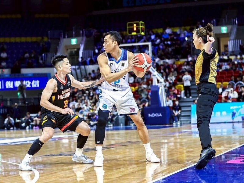 台灣職籃P. LEAGUE+台北富邦勇士球星林志傑(中)決定再戰一季,他25日表示,打球打那麼多年,就是因為喜歡才會繼續打,這已成為一種習慣,「想要挑戰自己極限,看自己能力可以創造多少」。(台北富邦勇士提供)中央社記者黃巧雯傳真 114年3月25日