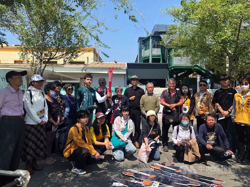 嘉義民間團體、教會及大學學生會25日在嘉義火車站廣場舉行「228事件78週年追思會」,主辦單位聚焦於當年嘉義火車站前槍決式屠殺,紀念於此地受難的英靈。中央社記者黃國芳攝 114年3月25日