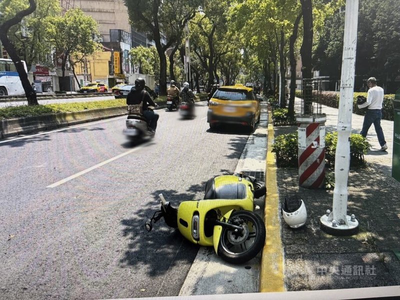 台北市警方25日表示,中山北路3段附近24日發生一起車禍,一輛機車因閃避前方變化車道的計程車,導致與後方另輛機車發生碰撞,後方機車直接滑至人行道,釀1名老婦及單車騎士擦挫傷,案發原因待查。(翻攝畫面)中央社記者劉建邦傳真 114年3月25日