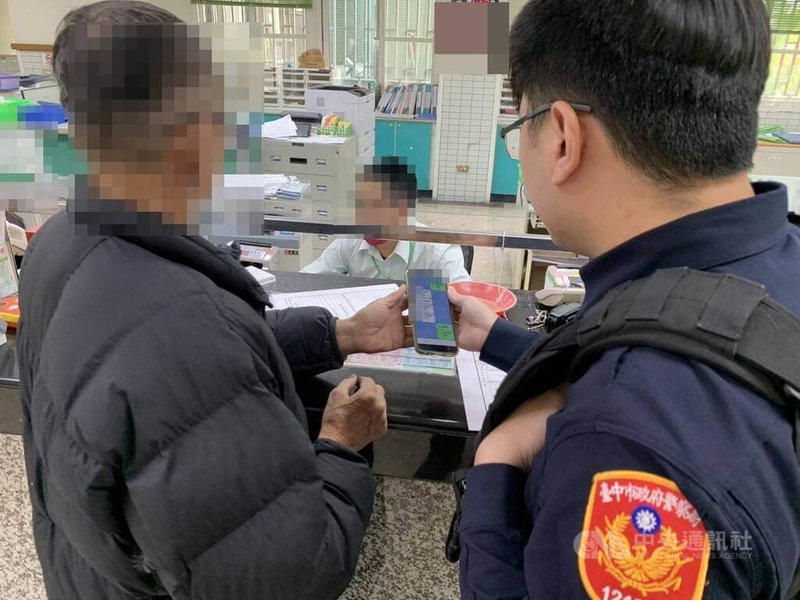 林姓男子(左)21日收到北部就業的兒子手機訊息稱,有急用要借款新台幣10萬元,他到台中1家郵局要匯款,行員發現有異報案,經警方到場確認遭詐騙,成功阻詐。(翻攝照片)中央社記者蘇木春傳真 114年3月25日