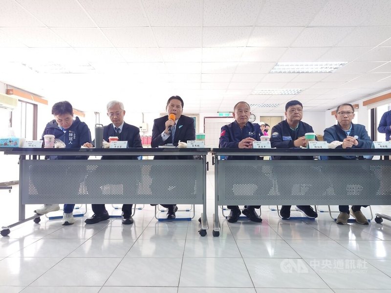 連江縣長王忠銘(左3)25日率領縣府各局處主管,前往北竿鄉舉行鄉政座談暨擴大主管會報,並邀請北竿鄉長吳金平(右3)、鄉代會主席林加友(右2)、國民黨縣議員周瑞國(右1)等人出席。中央社記者潘欣彤攝 114年3月25日