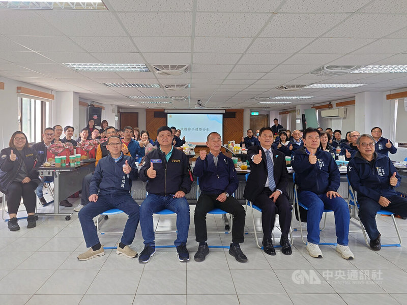 連江縣政府25日前往北竿鄉舉行鄉政座談暨擴大主管會報,縣長王忠銘(前排右3)會後與參與的北竿鄉長吳金平(前排左3)及民代比讚留影。中央社記者潘欣彤攝 114年3月25日