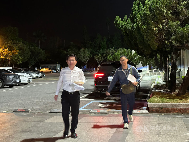 花蓮罷免案爆違法查對個資,檢調25日進行搜索,帶回12名嫌疑人及證人,民政處長明良臻(左)晚間移送花蓮地檢署複訊。中央社記者李先鳳攝 114年3月25日