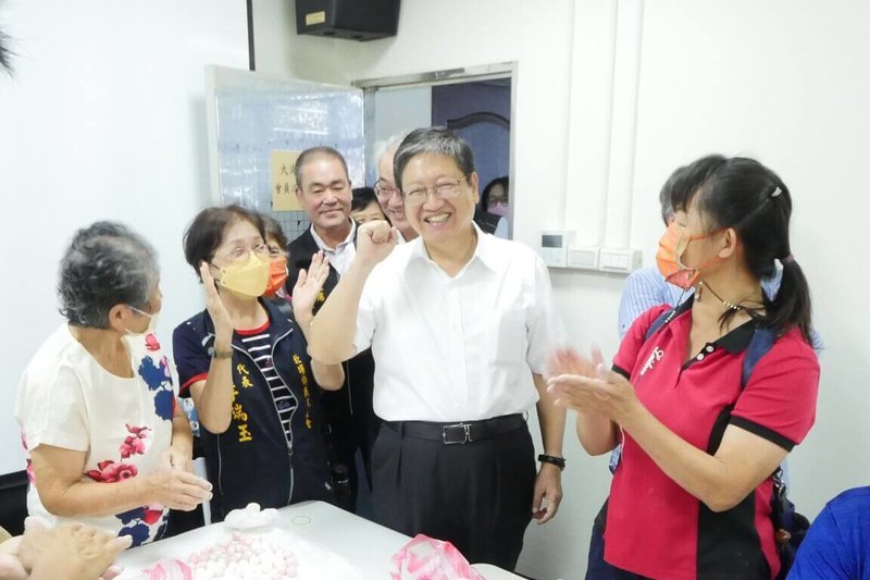 新竹縣政府25日宣布,考量財政以及排富等,今年續發敬老禮金新台幣1萬元,將從4月1日起受理至9月30日止,若有領取敬老福利津貼者,敬老禮金不能重複領取。圖為新竹縣長楊文科(右2)與長輩互動情形。(新竹縣政府提供)中央社記者郭宣彣傳真 114年3月25日
