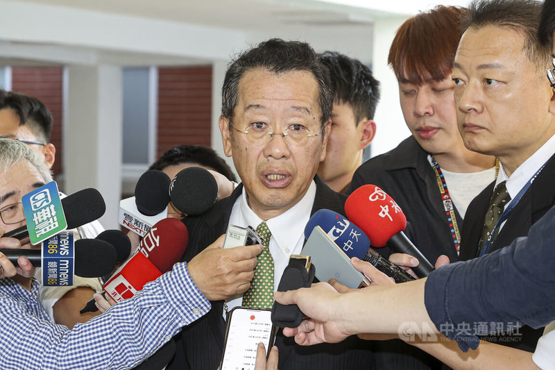立法院會25日對行政院長卓榮泰提出的施政方針及施政報告繼續質詢,國防部長顧立雄(中)下午赴院會備詢,進入議場前接受媒體聯訪。中央社記者鄭清元攝 114年3月25日