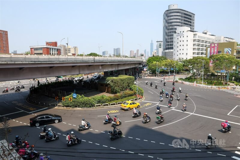 台北市長蔣萬安宣布,位於基隆路、羅斯福路的公館圓環連續7年是北市肇事熱點第1名的路口,決定拆除,盼有效改善事故。中央社記者王騰毅攝 114年3月25日