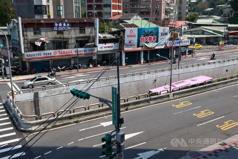 台北市長蔣萬安宣布,由於公館圓環連續7年是北市肇事熱點第1名的路口,決定拆除改善交通,並填平地下道,將公車專用地下道改為平面。圖為羅斯褔路上的公車地下道。中央社記者王騰毅攝 114年3月25日