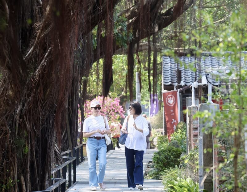 圖為民眾到台北市中正區戶外活動。中央社記者張皓安攝 114年3月24日