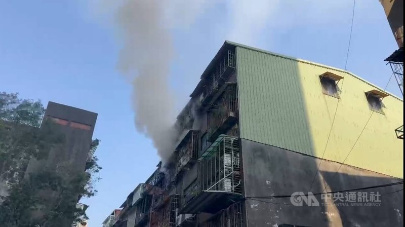 新北市三重區大同南路巷弄內公寓25日火警,警消獲報救援1名婦人燒傷送醫,意識清醒, 另名男子被救出時已無生命跡象,送醫急救。(翻攝照片)中央社記者王鴻國傳真 114年3月25日
