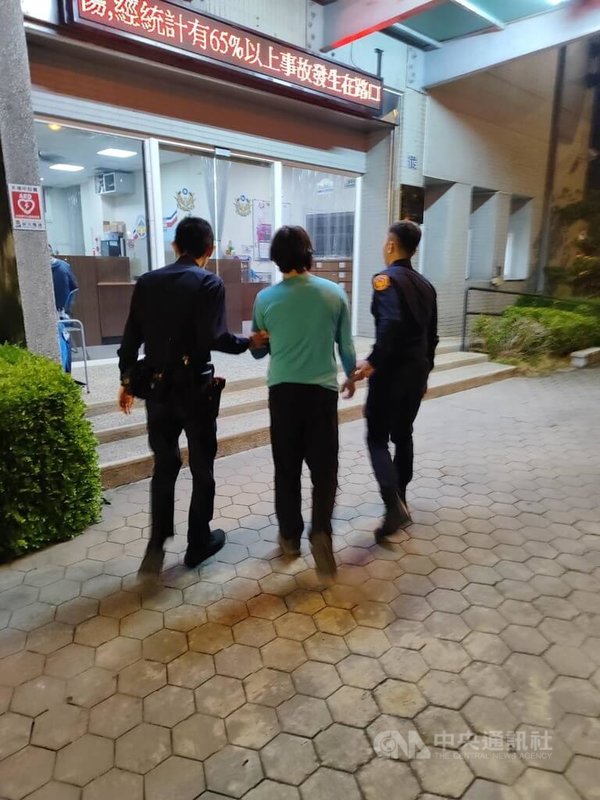 黃姓男子(中)日前戴假髮及假生殖器,在台中市大里區路旁走動,警方獲報後循線將他查緝到案,全案警詢後依公然猥褻罪嫌送辦。(翻攝照片)中央社記者蘇木春傳真 114年3月25日