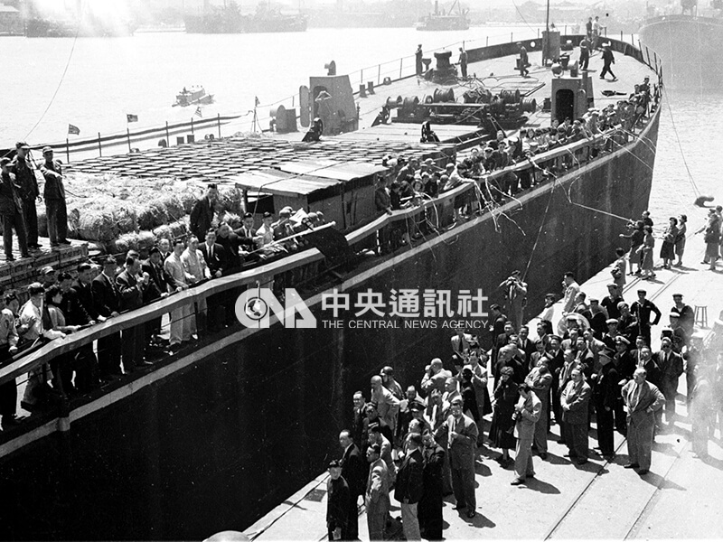 宣傳輪上人員與船下民眾揮手告別。中央社記者鄧秀璧攝 43年3月26日