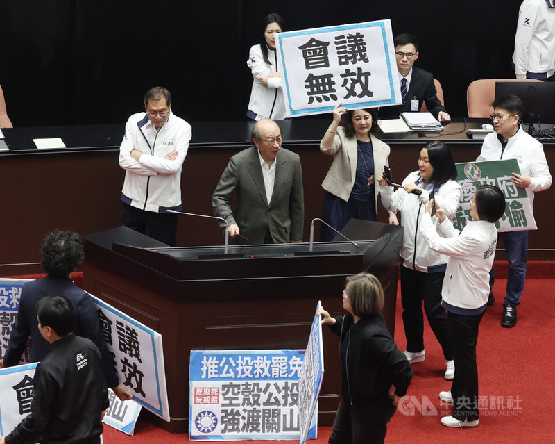 國民黨立委25日晚間等民進黨立委離開主席台後,趁勢站上主席台請立法院長韓國瑜繼續開會,在人數優勢下,經表決將反廢死、反戒嚴公投案逕付二讀。圖為民進黨立法院黨團總召柯建銘(中)手持拐杖激動抗議。中央社記者張新偉攝114年3月25日