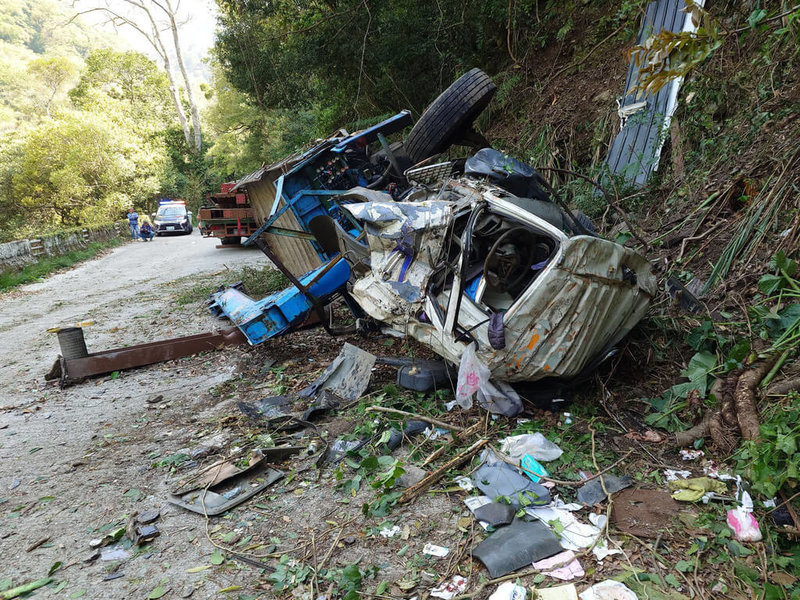 新竹縣尖石鄉司馬庫斯5K處26日發生事故,1輛吊車翻覆至邊坡,其中車內1人當場失去生命跡象,另1人送醫途中呼吸心跳停止,皆送醫搶救。(新竹縣消防局提供)中央社記者郭宣彣傳真 114年3月26日