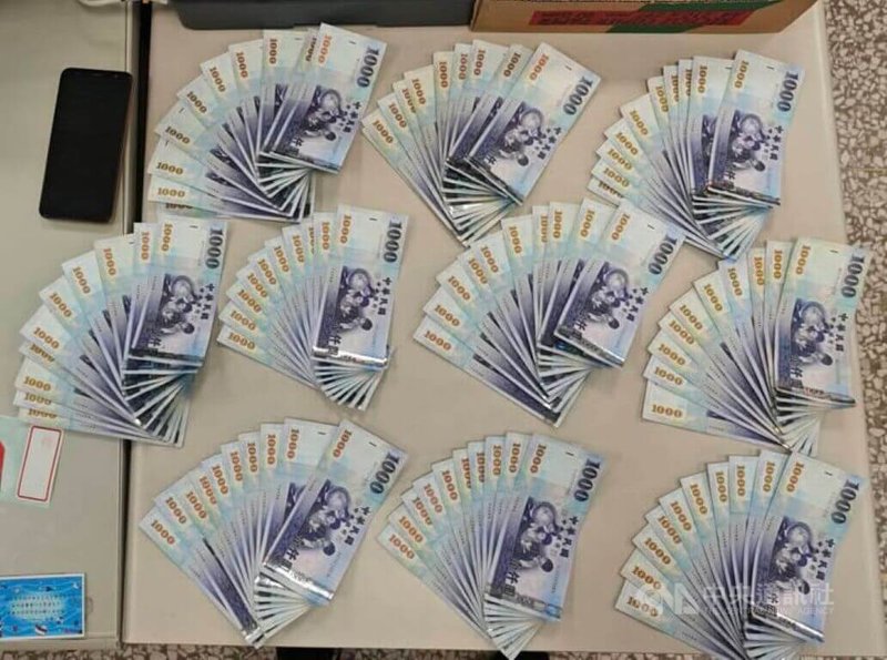 台中市警察局第二分局日前接獲銀行通報,有男子要從警示帳戶提領10萬元,追查發現男子將自己帳戶賣給詐團還充當車手,而匯款人是假親友詐騙案的受害人。(翻攝照片)中央社記者郝雪卿傳真 114年3月26日