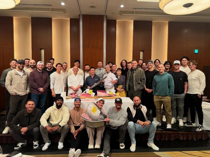 洛杉磯道奇隊球星大谷翔平(最後排左4米白色上衣者)在東京請全隊吃壽司大餐。(圖取自instagram.com/shoheiohtani)