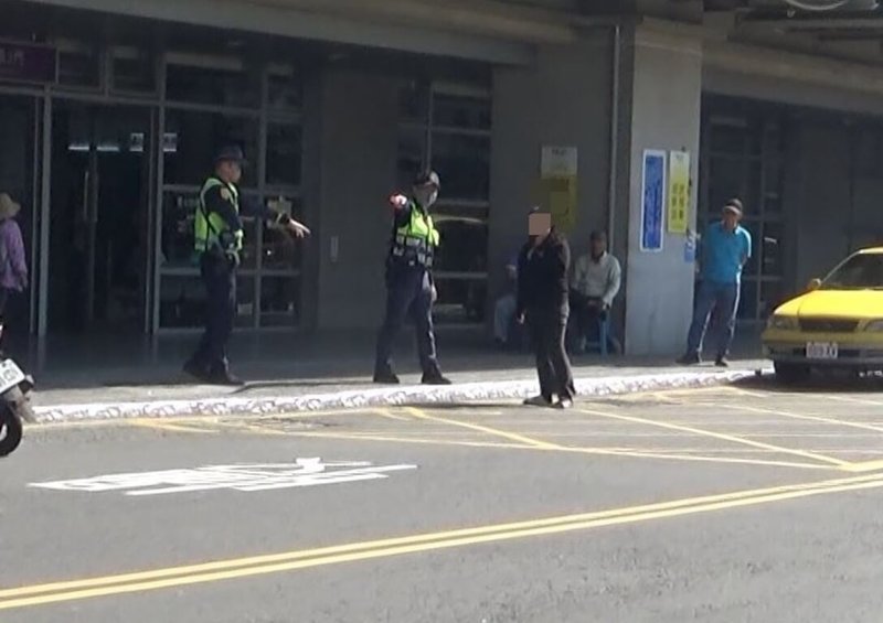 屏東縣政府警察局24日全面啟動行人違規取締專案，3天已取締670件，每件可依違反道路交通管理處罰條例，處新台幣500元罰鍰。（屏東縣警局提供）中央社記者李卉婷傳真  114年3月26日