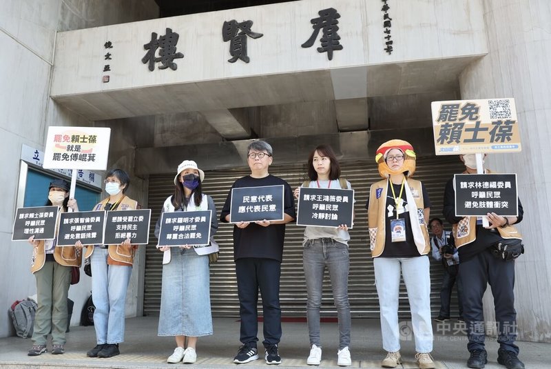 罷免藍委團體志工代表26日在立法院群賢樓外舉行「讓選舉回歸民主,譴責人身攻擊暴力」記者會,導演楊力州(中)出席聲援,呼喊「支持民主、拒絕暴力」口號,盼有權的立委能以身作則,發表反對暴力言論。中央社記者張皓安攝 114年3月26日