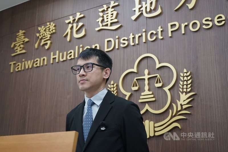 花蓮罷免案爆違法查對個資，花蓮縣政府民政處長明良臻遭聲押禁見，6名公務員新台幣2萬至30萬元交保。花蓮地檢署主任檢察官廖榮寬（圖）26日指出，過去從沒發生過實地向簽名當事人查對行為。中央社記者張祈攝  114年3月26日