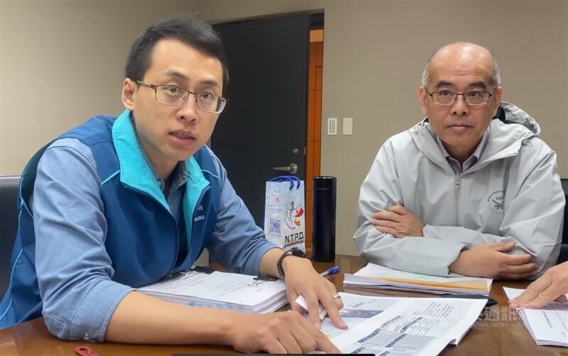 新北市政府市政會議26日通過里鄰編組調整提案,將送市議會審議,最慢12月24日前公告。圖為民政局副局長范姜坤火(右)、地方行政科長戴世偉(左)會後接受聯訪,說明調整方案。中央社記者黃旭昇新北攝 114年3月26日