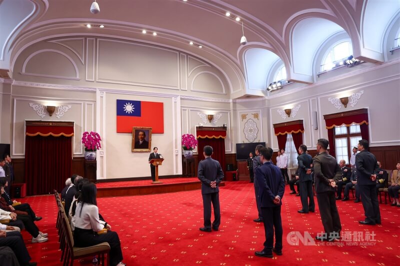 總統賴清德(後中)26日上午在總統府主持中華民國114年4月份將官晉任授階典禮,盼齊心協力,打造現代化的國軍,共同守護國家安全。中央社記者王騰毅攝 114年3月26日