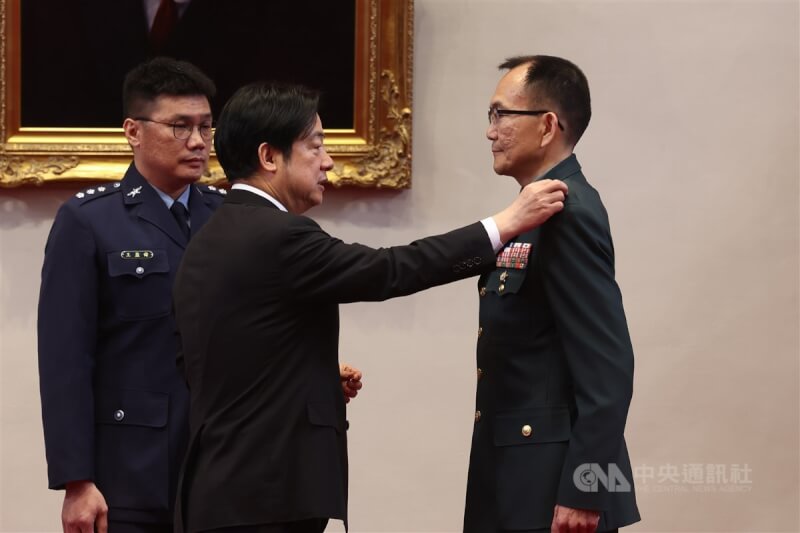 總統賴清德(中)26日上午主持「中華民國114年4月份將官晉任授階典禮」,賴總統授階恭喜陸軍269旅旅長董帥谷(右)晉任少將。中央社記者王騰毅攝 114年3月26日
