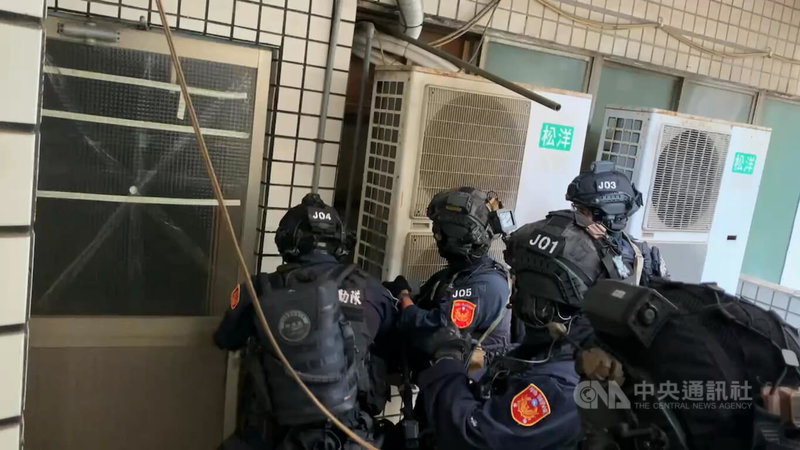 天道盟同心會竹北分會會長王姓男子組成犯罪集團,涉嫌開設賭場、成立直銷公司吸金詐財,待賭客積欠高利貸便由成員暴力討債,刑事局循線前往集團據點搜索,逮捕王男等12人。(翻攝照片)中央社記者蘇木春傳真 114年3月26日