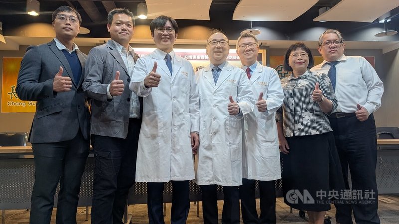 長庚醫院研究發現,剝奪免疫細胞特定養分「天門冬醯胺」能讓免疫細胞更強大,搭配免疫療法能提升癌症治療效果,甚至讓鼻咽癌患者腫瘤消失。研究團隊26日召開記者會說明研究成果。中央社記者曾以寧攝 114年3月26日
