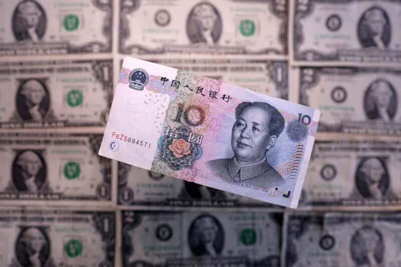 圖為人民幣紙鈔與美金紙鈔。(路透社)