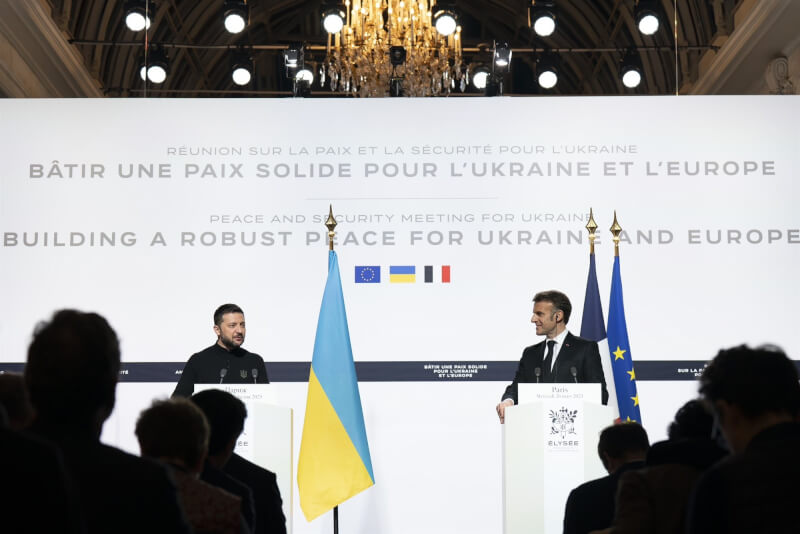 烏克蘭總統澤倫斯基(左)26日抵法國會晤馬克宏(右)。(圖取自x.com/EmmanuelMacron)