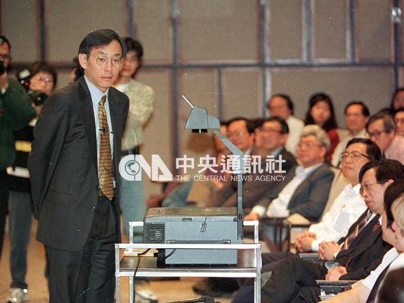 諾貝爾物理獎得主朱棣文在台大應用力學館,專題演講「原子與粒子的雷射冷卻與捕捉」,聽眾爆滿。中央社記者郭日曉攝 87年3月28日