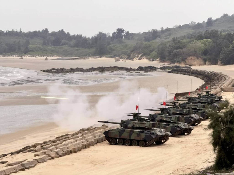 陸軍金防部烈嶼守備大隊28日拂曉實施「太武操演」,運用戰、甲車及火砲等裝備對空中及海上目標實施射擊。(金防部提供)中央社記者吳玟嶸傳真 114年3月28日
