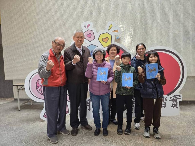 金門縣金湖國小2名學生分別在金門日報發表2篇與金門戰役歷史相關文章,退役將軍鄭瑞堅(左2)關注到後,28日特別到校贈與他所撰寫的「金門兵事史話」給2人,鼓勵學子持續研究金門歷史。(金湖國小提供)中央社記者吳玟嶸傳真 114年3月28日