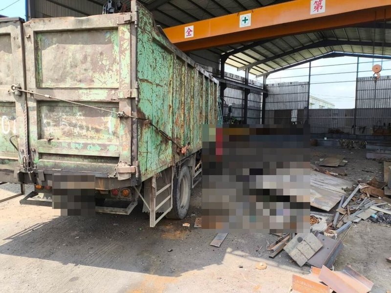 高雄市阿蓮區一處工地28日發生工安事故,劉姓男子操作天車吊掛廢鐵時操作不慎,致鐵板掉落砸中宋姓女買主頭部,緊急送醫仍宣告不治。(高雄市湖內警分局提供)中央社記者洪學廣傳真 114年3月28日