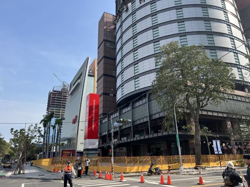 台中新光三越發生氣爆後停業,業者27日提報「整體整建修復至可供使用計畫」,台中市政府28日說明,內容仍有需補正事項,籲請儘速依規補正。中央社記者郝雪卿攝 114年3月28日