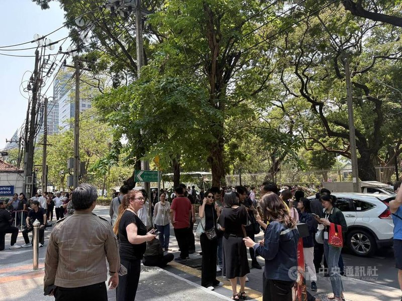 緬甸3月28日下午發生芮氏規模7.7強震,連泰國首都曼谷都感到強烈搖晃。民眾直呼恐怖,曼谷街頭擠滿被地震嚇到的群眾,不敢回到辦公大樓。中央社記者呂欣憓曼谷攝 114年3月28日
